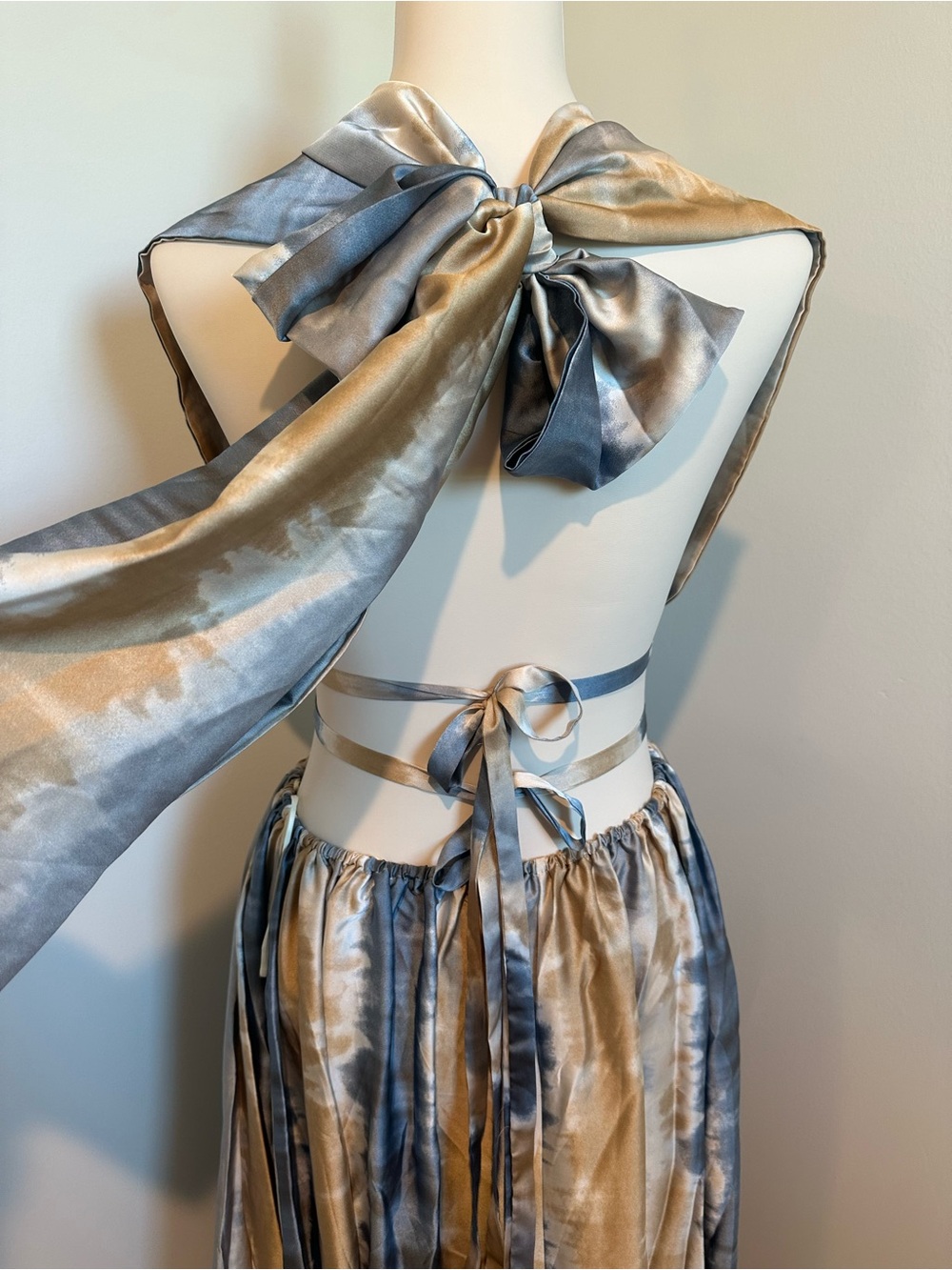 NWT Luxxel Blue & Tan Tie-Dye Halter Maxi Dress - Picture 6 of 7